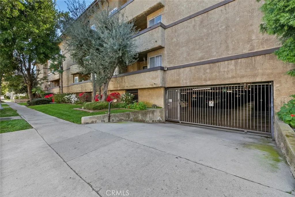 320 E Stocker St  home-pic-50