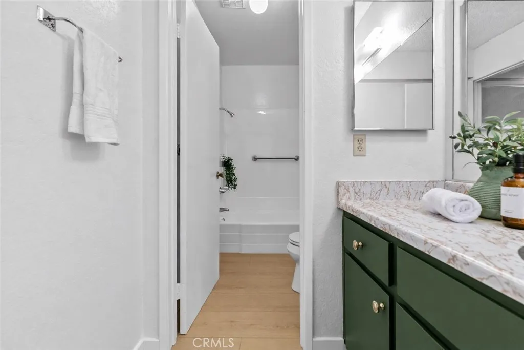 320 E Stocker St  home-pic-30