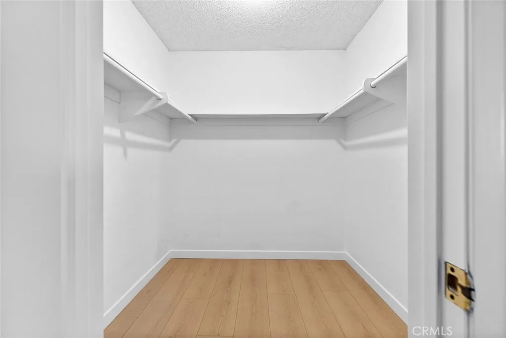 320 E Stocker St  home-pic-38