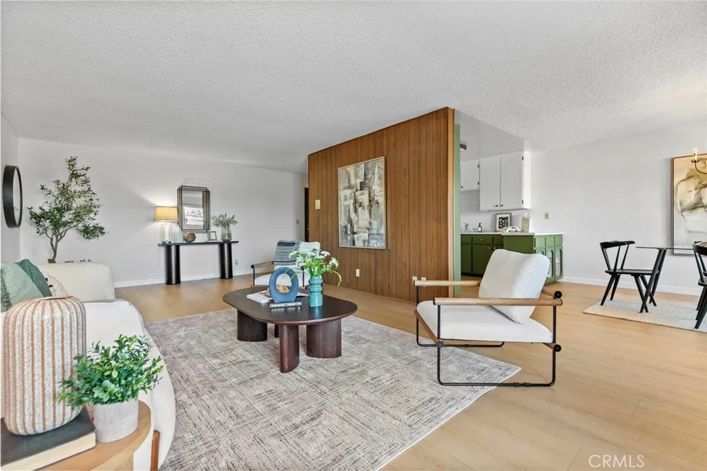 320 E Stocker St  home-pic-1