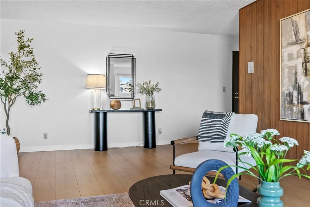 320 E Stocker St  home-pic-9