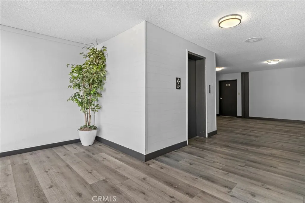 320 E Stocker St  home-pic-39