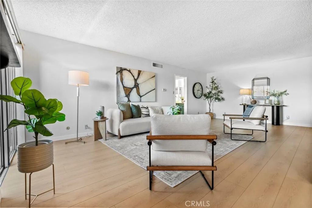 320 E Stocker St  home-pic-27