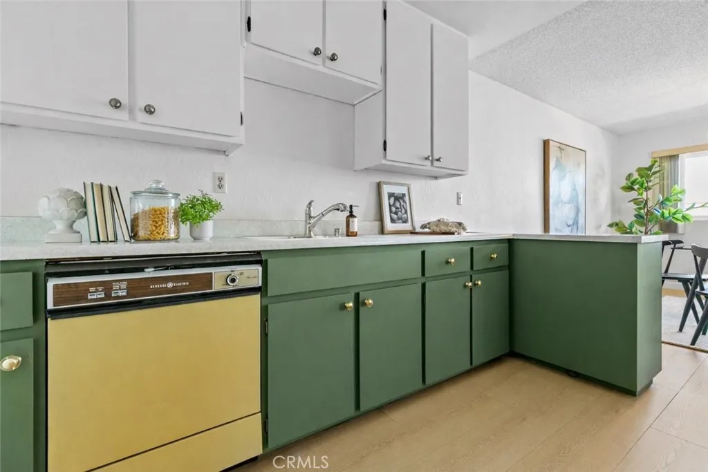 320 E Stocker St  home-pic-20