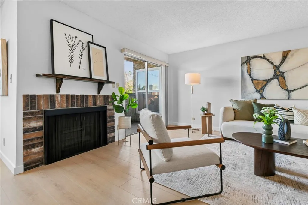 320 E Stocker St  home-pic-25