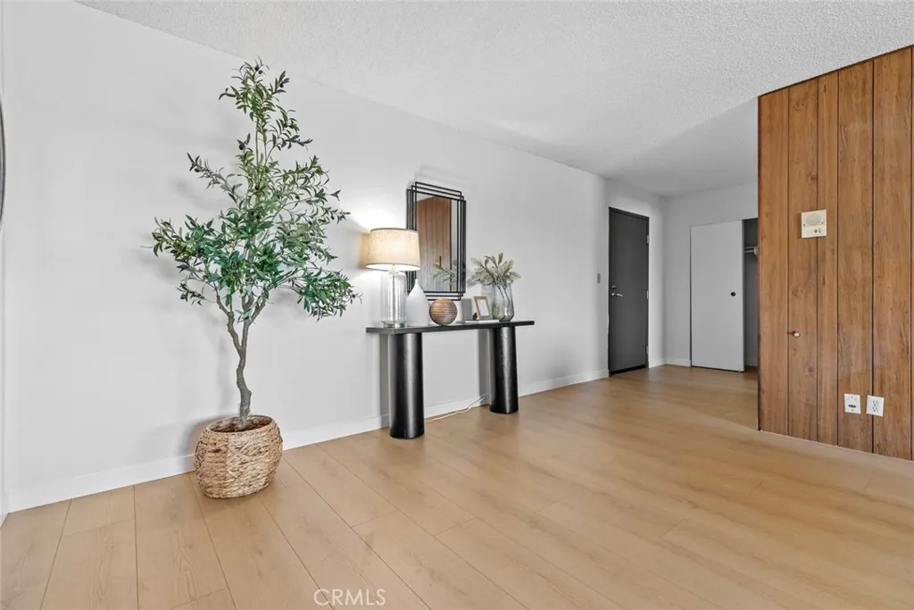 320 E Stocker St  home-pic-10