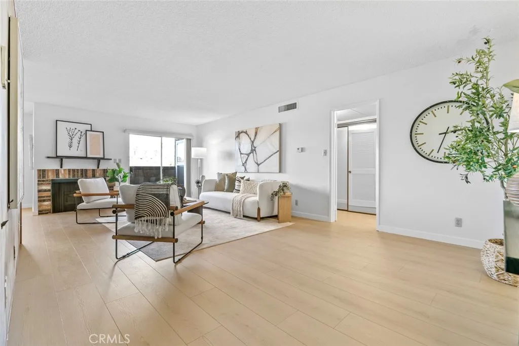 320 E Stocker St  home-pic-4