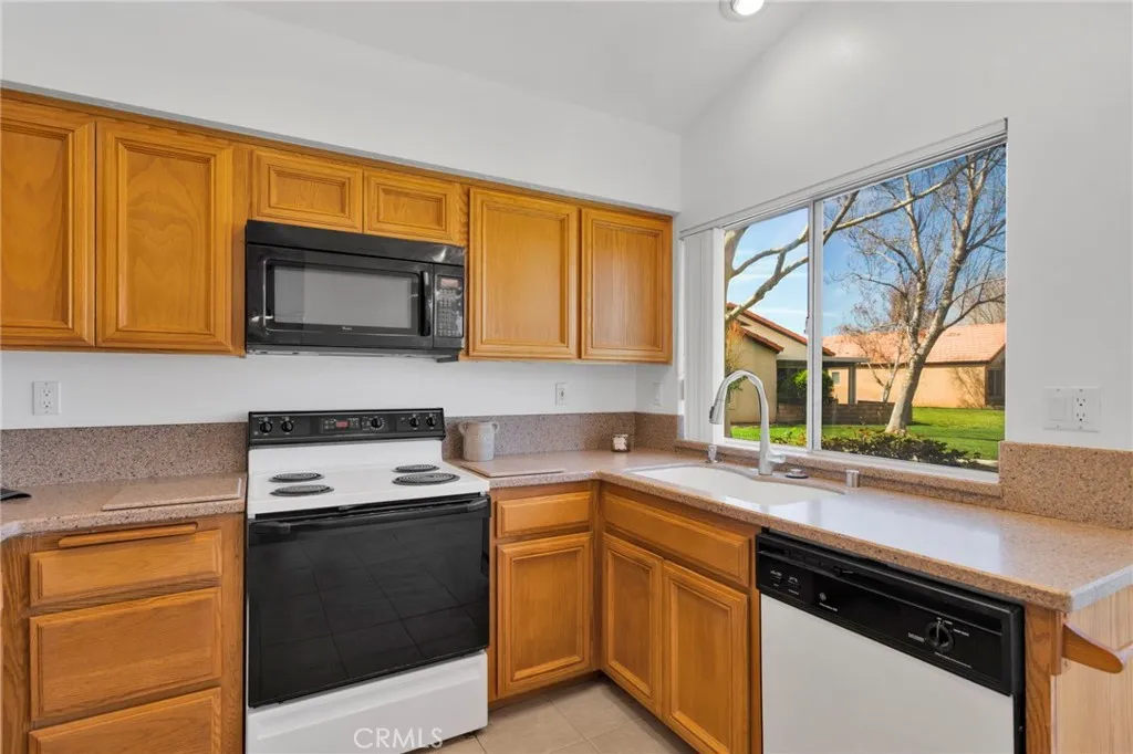 11594 Mountain Meadow Drive, Apple Valley, California 92308 home-pic-14