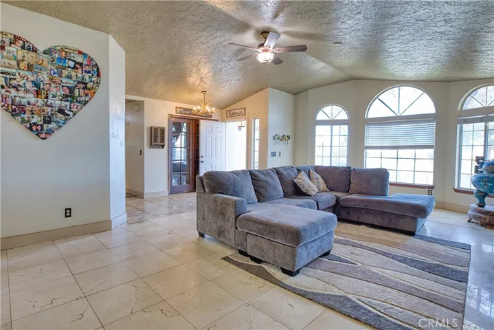 Extra large living room area great for enteraining family gatherings