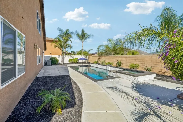 Great outdoor space for relaxing or entertaining