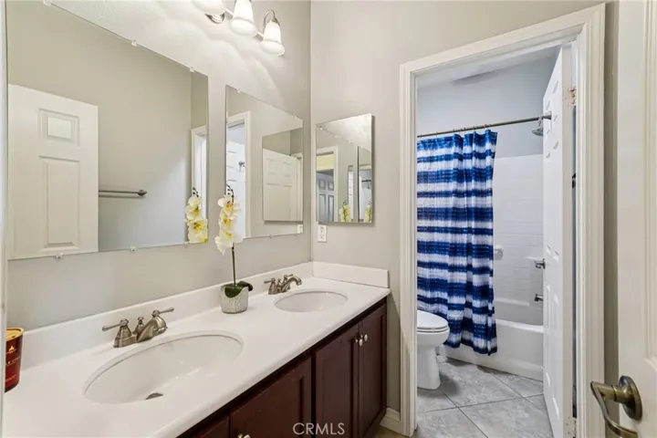 Well-appointed bathroom for the secondary bedrooms