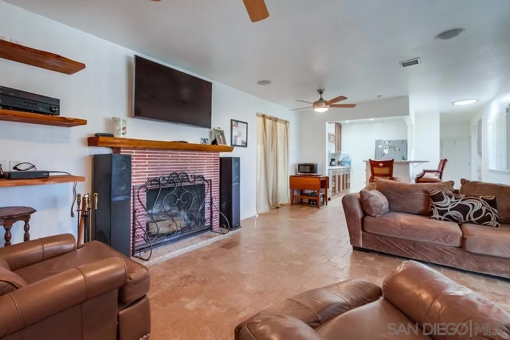 820 Frances Drive, Vista, California 92084 home-pic-7