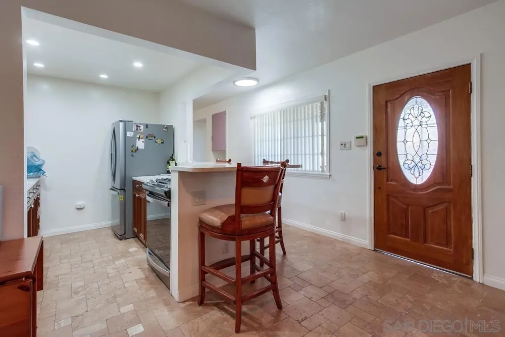 820 Frances Drive, Vista, California 92084 home-pic-5