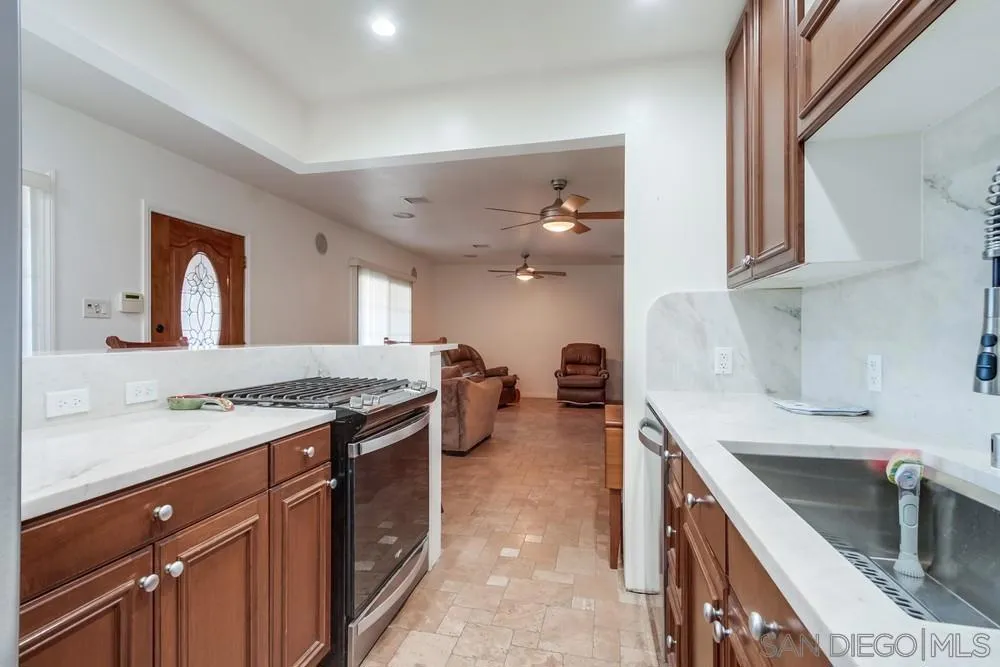 820 Frances Drive, Vista, California 92084 home-pic-9