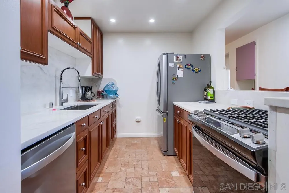 820 Frances Drive, Vista, California 92084 home-pic-8