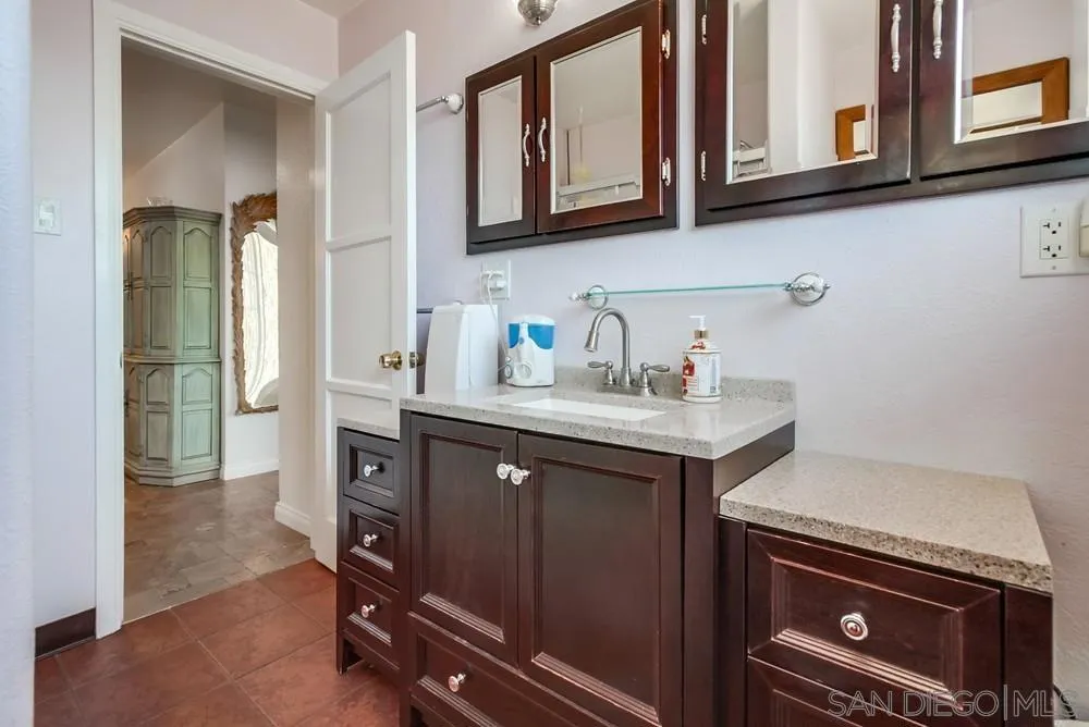 820 Frances Drive, Vista, California 92084 home-pic-23