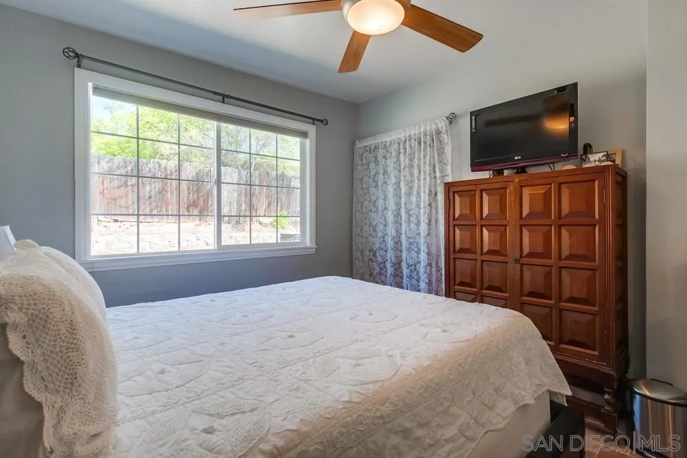 820 Frances Drive, Vista, California 92084 home-pic-14