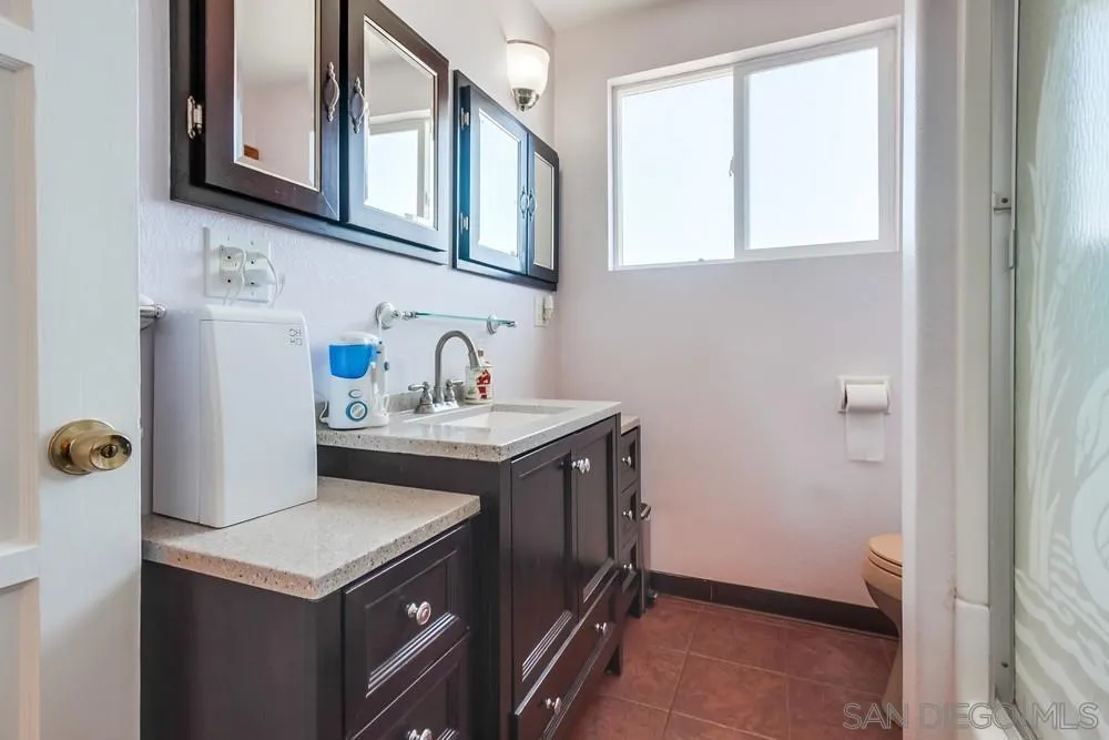 820 Frances Drive, Vista, California 92084 home-pic-21