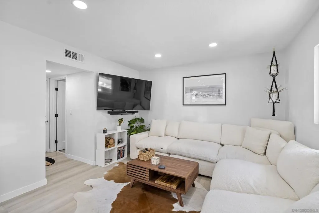 7573 Gayneswood Way, San Diego, California 92139 home-pic-9