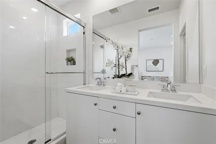 Double vanity sink in primary bath