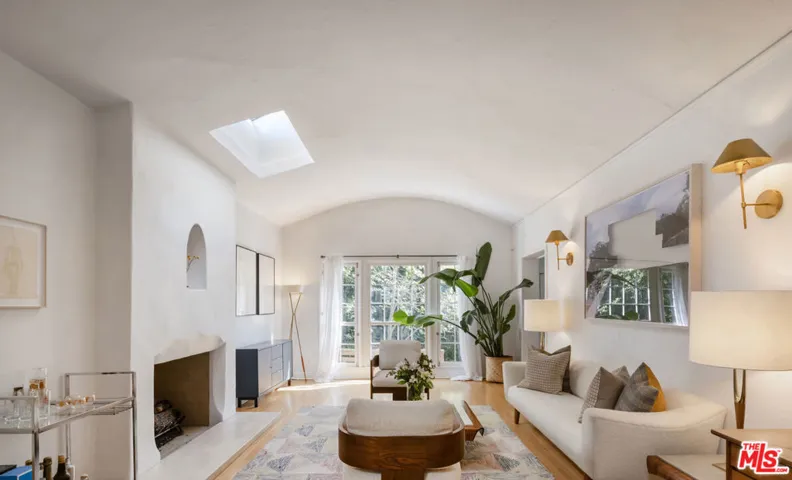 2201 N Willetta Avenue, Los Angeles, California 90068