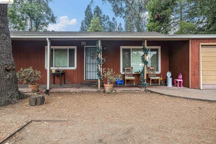 Property entrance with a porch