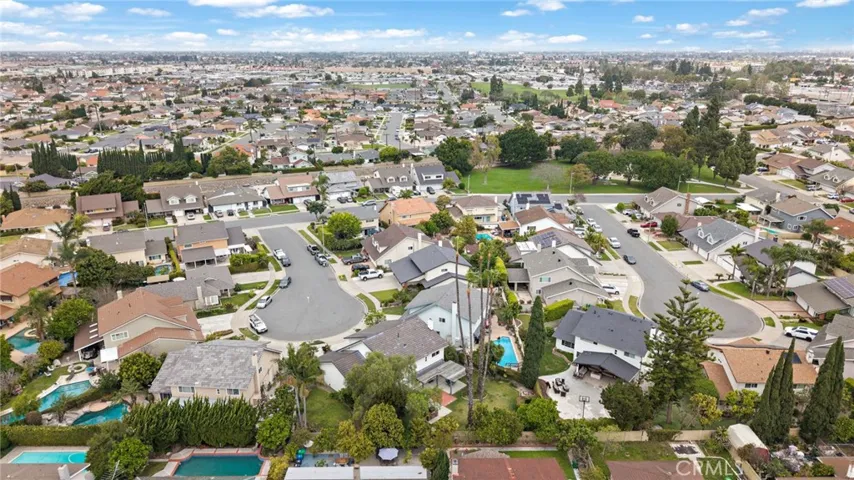 close to Mile Square Park & top schools