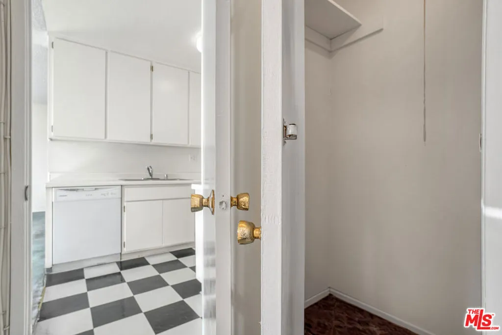 12030 Rochester Avenue 210, Los Angeles, California 90025 home-pic-14