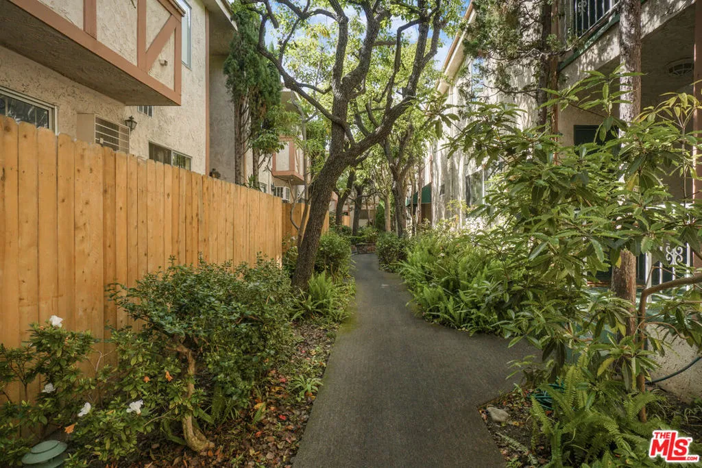 12030 Rochester Avenue 210, Los Angeles, California 90025 home-pic-3