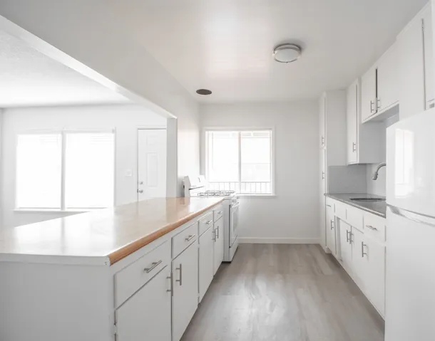 906 E Imperial, El Segundo, California 90245