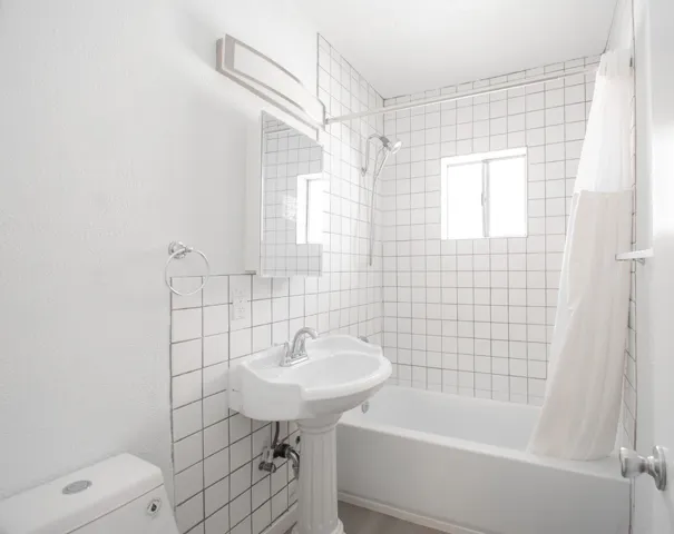 906 E Imperial, El Segundo, California 90245