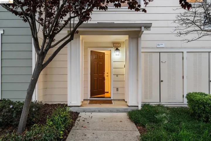 2153 Northshore Dr - Entrance