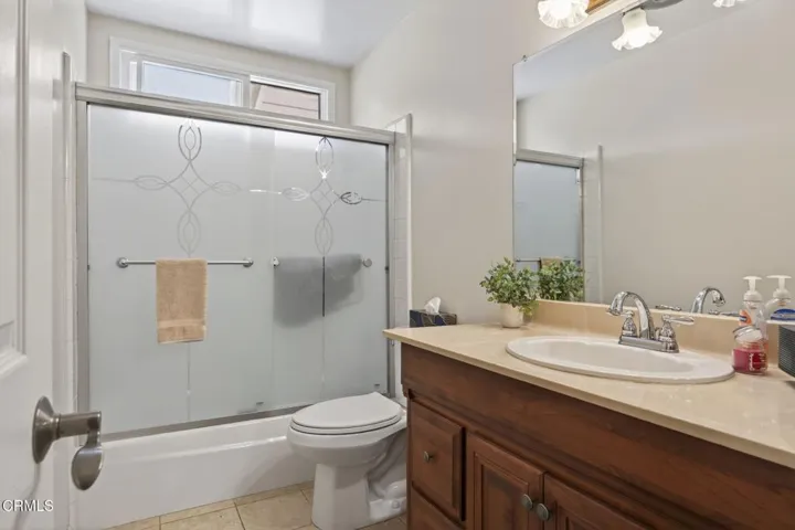 27-web-or-mls-Upmarket Media-49Bre080