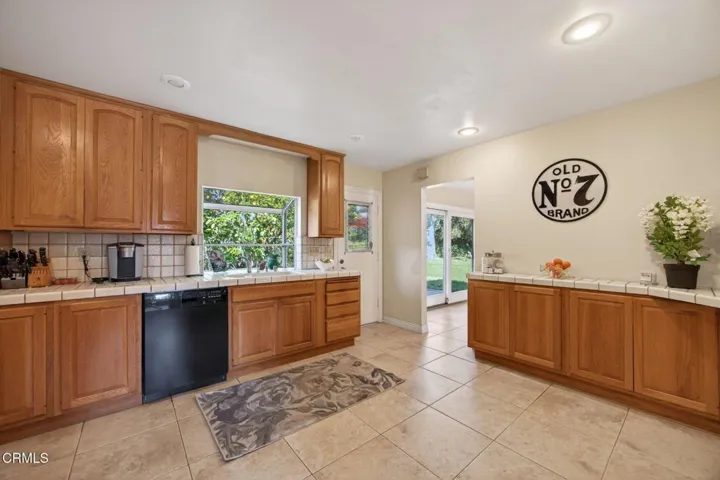 14-web-or-mls-Upmarket Media-49Bre041