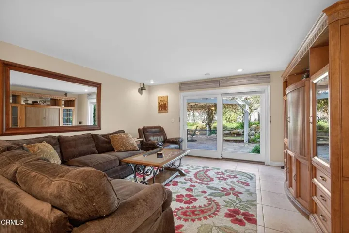 18-web-or-mls-Upmarket Media-49Bre052