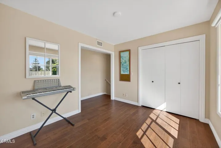23-web-or-mls-Upmarket Media-49Bre069