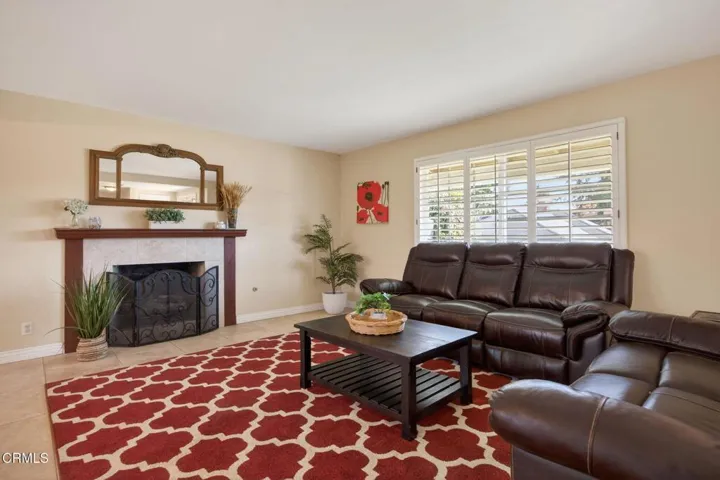 33-web-or-mls-Upmarket Media-49Bre098