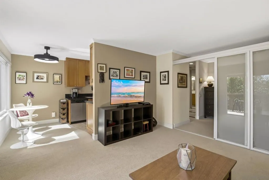 8581 Villa La Jolla Dr G, La Jolla, California 92037 home-pic-1