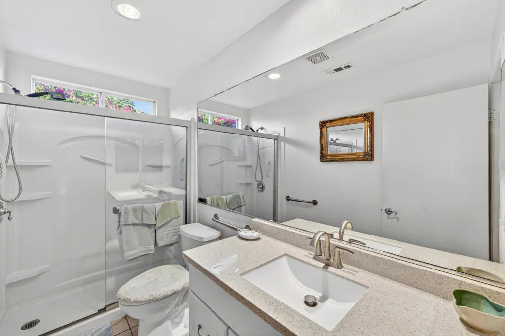 81064-la-reina-cir-bathroom-001 (1)