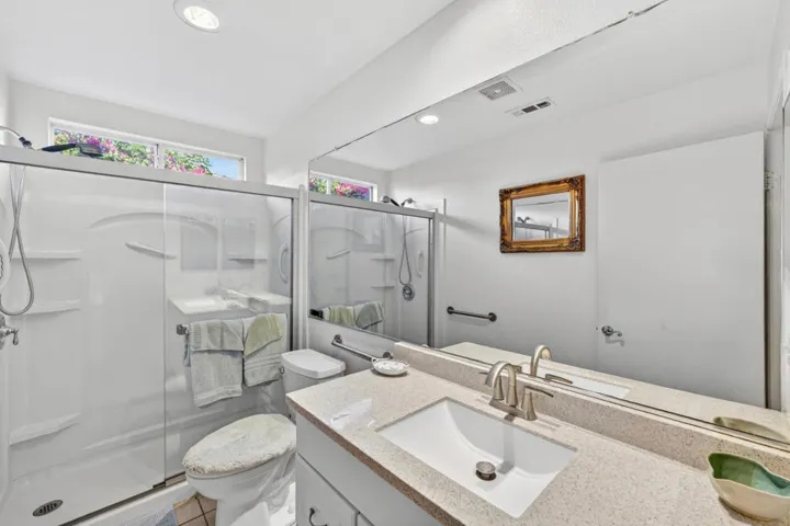 81064-la-reina-cir-bathroom-001 (1)