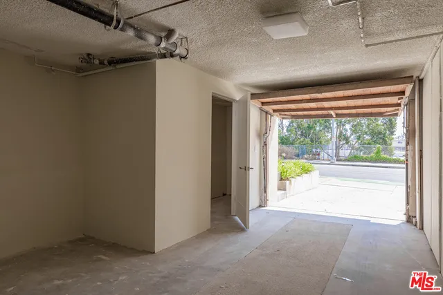 Huge Private Garage with Stora