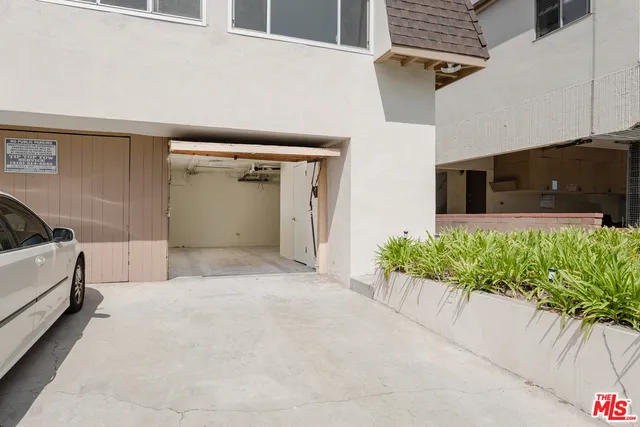 Extra Parking in Front of Priv