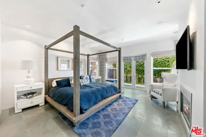 1341 Palisades Beach Road, Santa Monica, California 90401