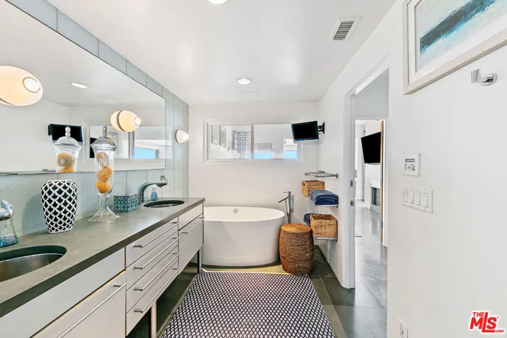 1341 Palisades Beach Road, Santa Monica, California 90401