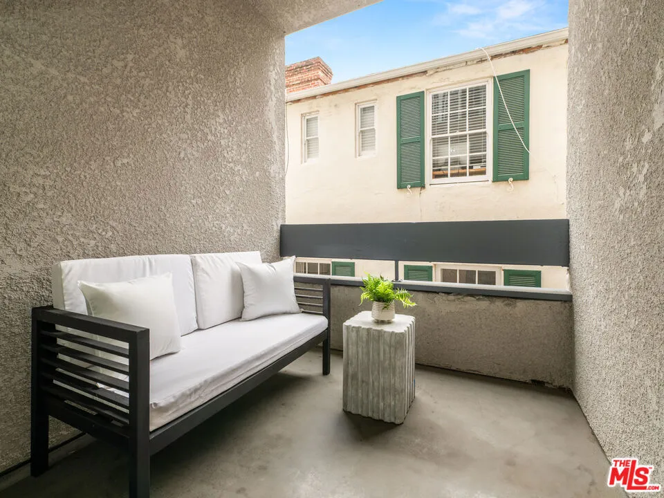 10627 Ashton Avenue 103, Los Angeles, California 90024 home-pic-19