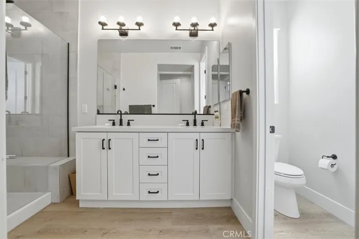 En-suite master bathroom