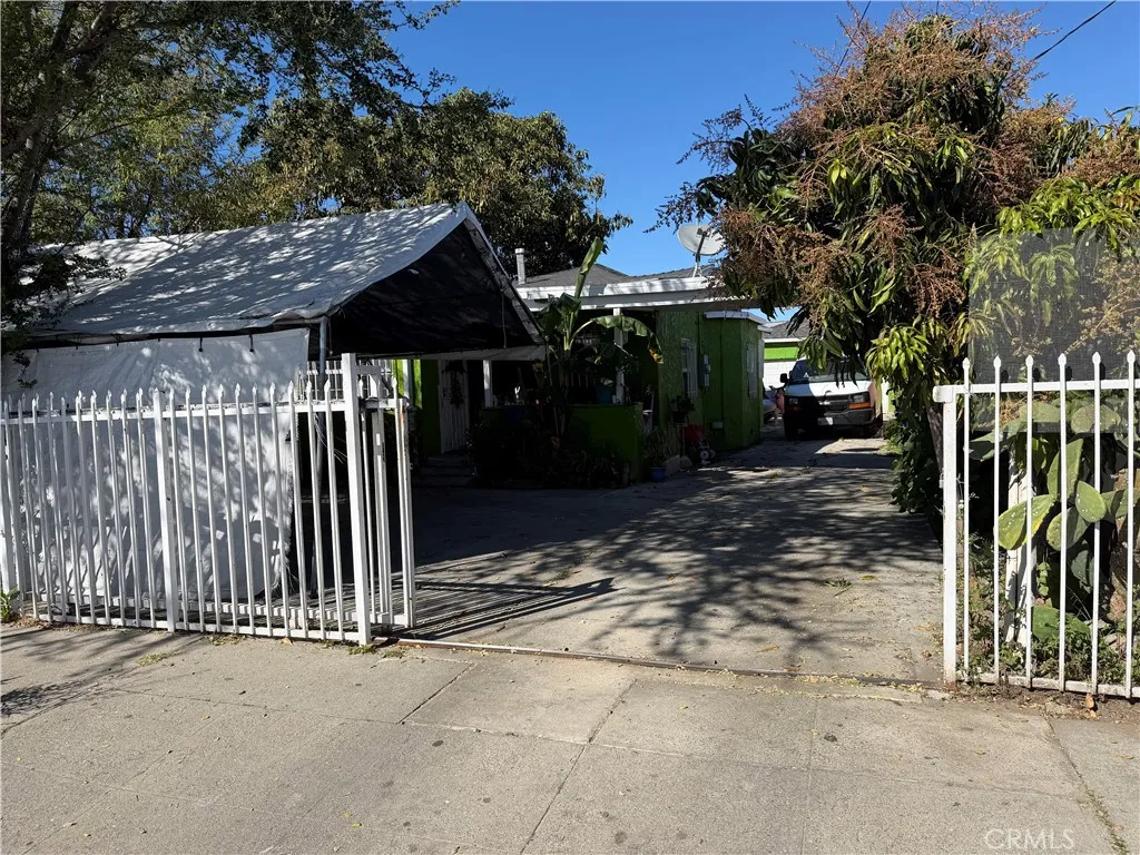 2255 E 105th, Los Angeles, California 90002 home-pic-2