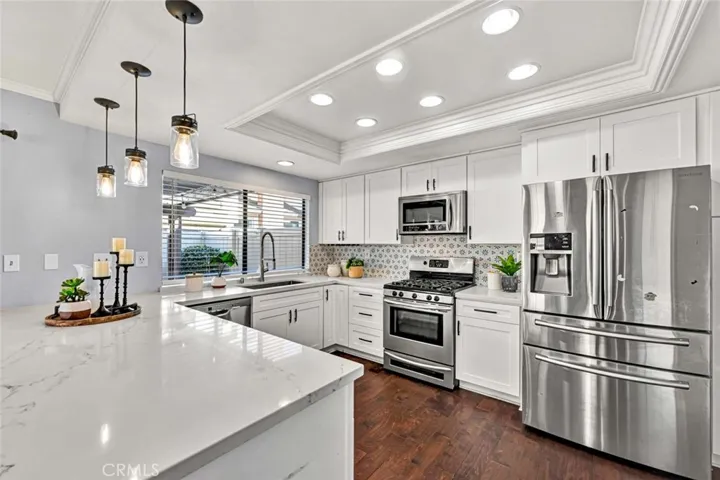 Beautiful Kitchen features Stainless steel appliance, recessed & pendant lighting, shaker Cabinets w/quartz countertops