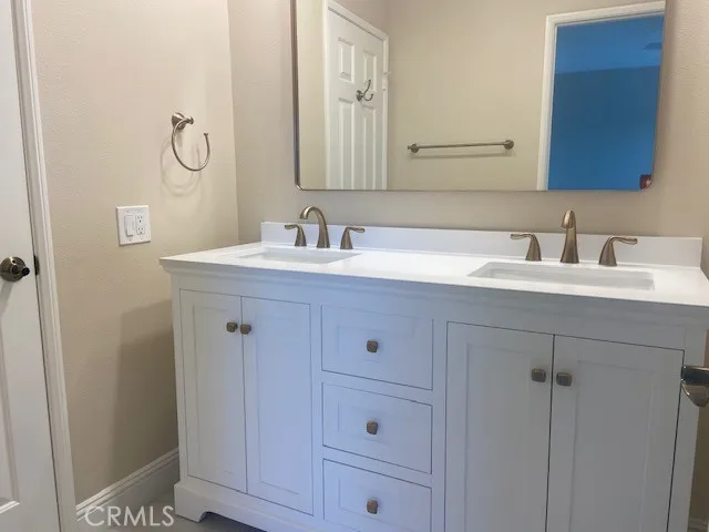 Upstairs Jack & Jill Bath