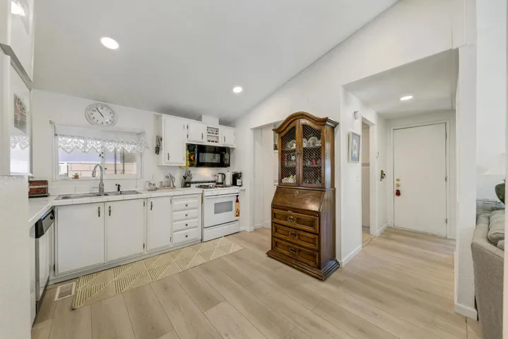 12 KITCHEN FULL
